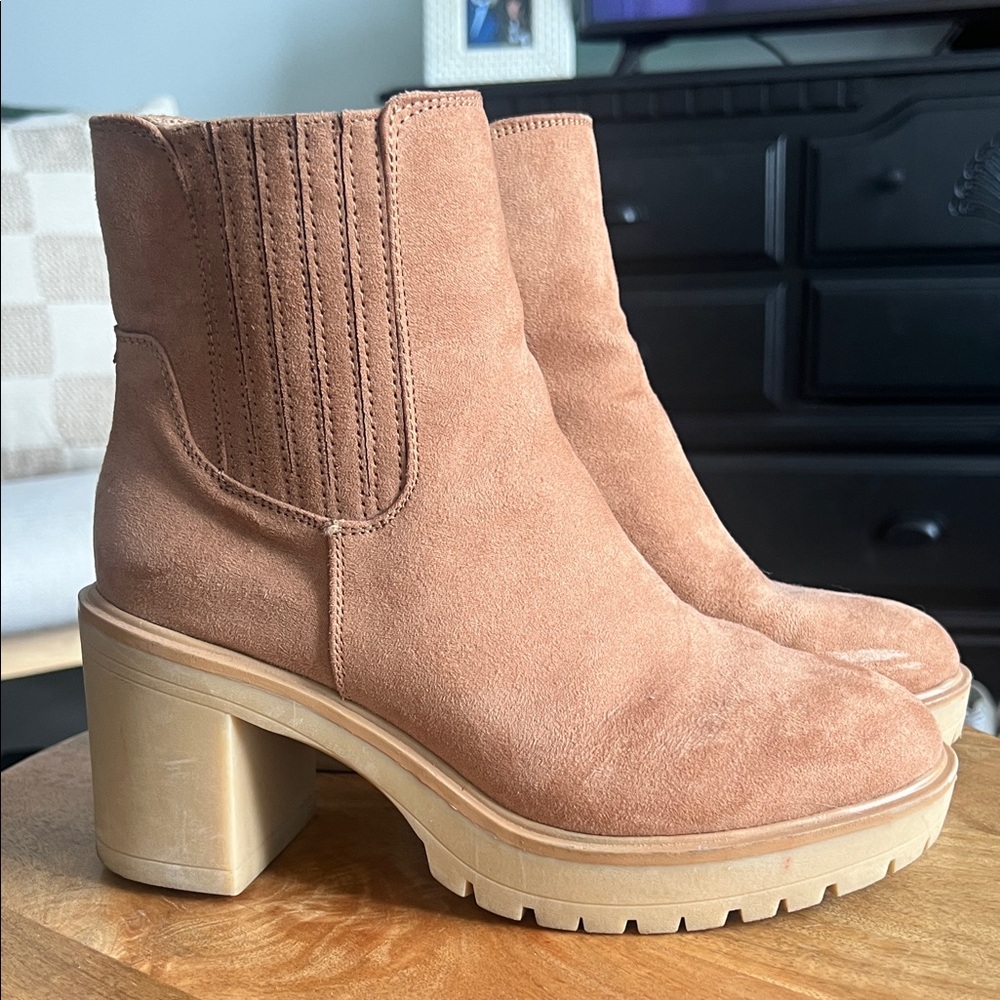 Universal Thread Light Brown Heeled Boots
